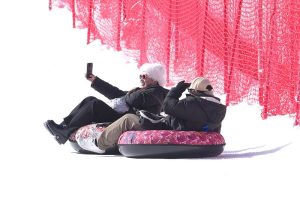 1月5日，四川阿壩畢棚溝，遊客參與冰雪娛樂項目。中新社1