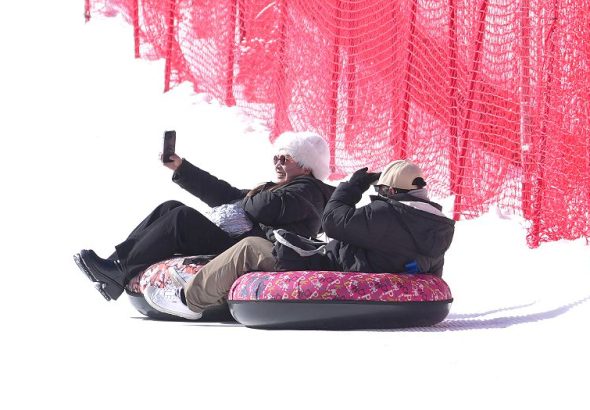 1月5日，四川阿壩畢棚溝，遊客參與冰雪娛樂項目。中新社1