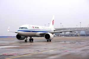 2025年12月31日，國航CA4182航班平穩降落在成都雙流國際機場，標誌著成都國際航空樞紐年旅客吞吐量正式突破9000萬人次。 中新社