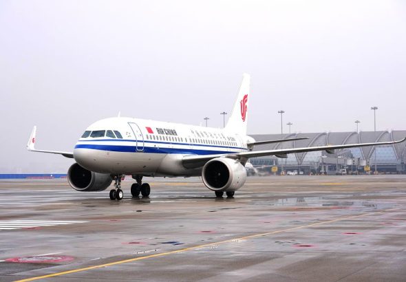 2025年12月31日，國航CA4182航班平穩降落在成都雙流國際機場，標誌著成都國際航空樞紐年旅客吞吐量正式突破9000萬人次。 中新社