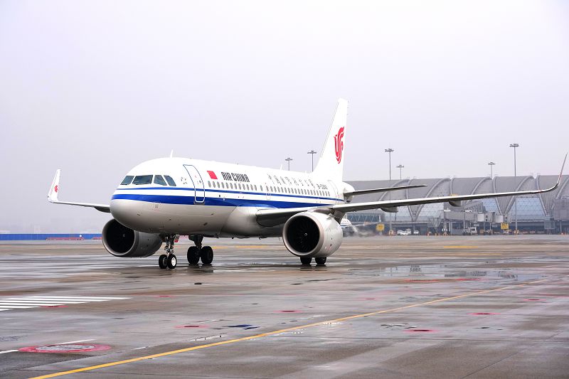 2025年12月31日，國航CA4182航班平穩降落在成都雙流國際機場，標誌著成都國際航空樞紐年旅客吞吐量正式突破9000萬人次。 中新社