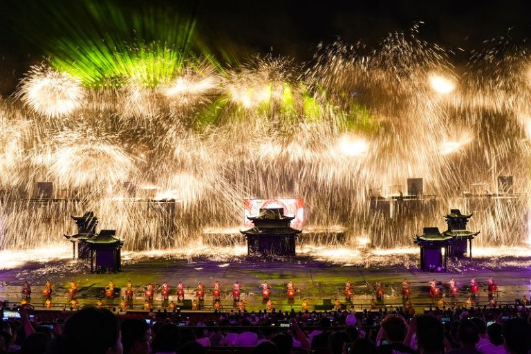 2025年6月27日，山西晉城司徒小鎮上演大型「打鐵花」表演。 中新社