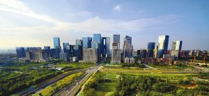 63麗澤金融商務區，宛如在公園上「生長」。