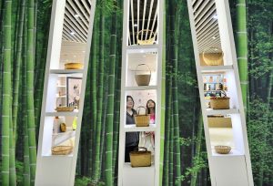 圖為2025年11月7日，在「中國竹子之鄉」福建三明永安市，一展館內展示的各種竹製品吸引參觀者。 中新社