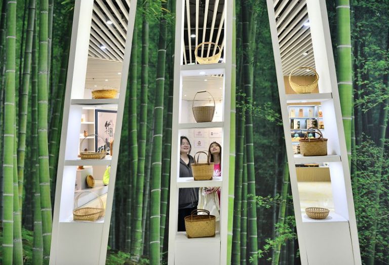 圖為2025年11月7日，在「中國竹子之鄉」福建三明永安市，一展館內展示的各種竹製品吸引參觀者。 中新社