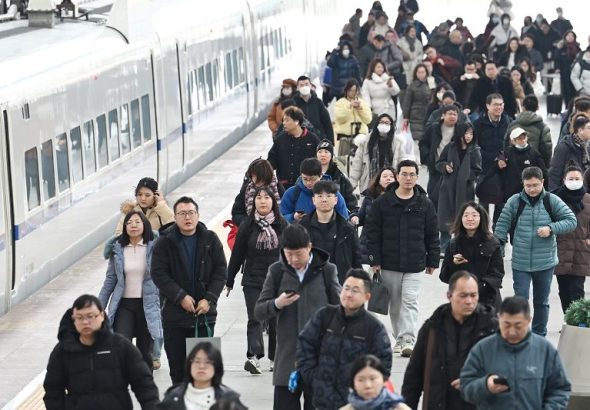 旅客在南京火車站出行。