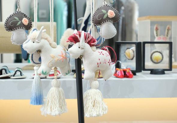 1月13日，即將銷往台灣的彝繡小馬掛件。