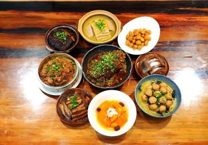 1月22日，廚師王軍製作的「九大碗」宴席。中新社