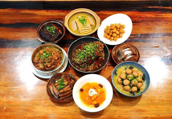 1月22日，廚師王軍製作的「九大碗」宴席。中新社