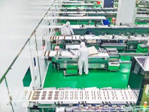 1月23日，天津市濱海新區太平鎮的一家巧克力生產企業車間，工作人員在巧克力自動化生產線工作。中新社