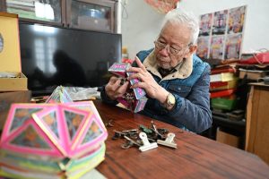 1月25日，年逾八旬的許謙慎在位於福建泉州古城的家中製作花燈。中新社