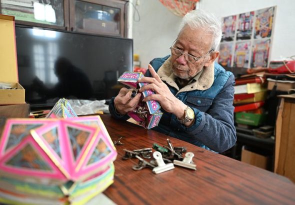 1月25日，年逾八旬的許謙慎在位於福建泉州古城的家中製作花燈。中新社