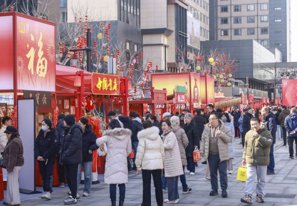 2月12日，民眾在市集上品美食，買年貨。臨近春節，北京隆福寺新春市集上市民遊客絡繹不絕，超30家老字號扎堆亮相，各式馬年新春特色產品琳琅滿目。 中新社