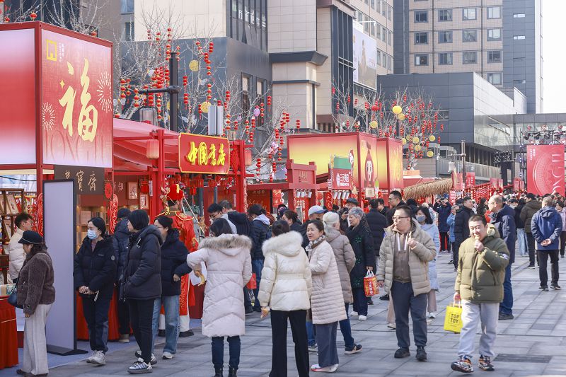 2月12日，民眾在市集上品美食，買年貨。臨近春節，北京隆福寺新春市集上市民遊客絡繹不絕，超30家老字號扎堆亮相，各式馬年新春特色產品琳琅滿目。 中新社
