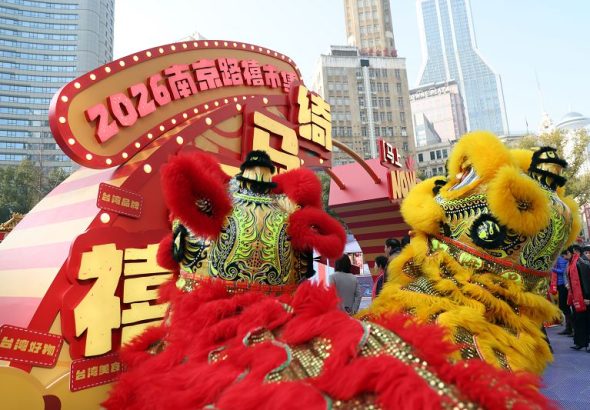 2月13日，「綺馬遇禧2026南京路兩岸禧市集」正式拉開帷幕。中新社