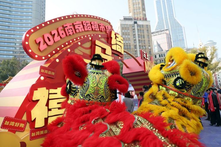 2月13日，「綺馬遇禧2026南京路兩岸禧市集」正式拉開帷幕。中新社