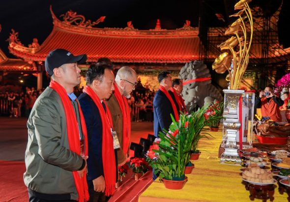 2月17日（農曆大年初一）晚，「澤被鳳山·福佑中華」兩岸新春祈福盛典在福建南安舉行。圖為兩岸信眾代表共同點亮祈福燈盞。