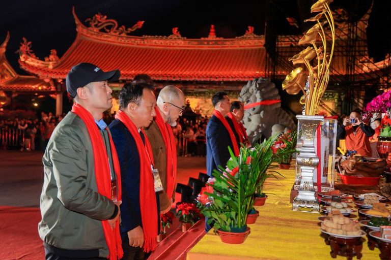 2月17日（農曆大年初一）晚，「澤被鳳山·福佑中華」兩岸新春祈福盛典在福建南安舉行。圖為兩岸信眾代表共同點亮祈福燈盞。