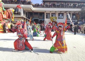 2月17日，在遼寧省本溪滿族自治縣小市鎮同江峪村的小市一莊景點，本溪社火隊表演走陣和群英對打。