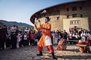 2月18日，遊客在永定土樓欣賞美景，觀看演出。