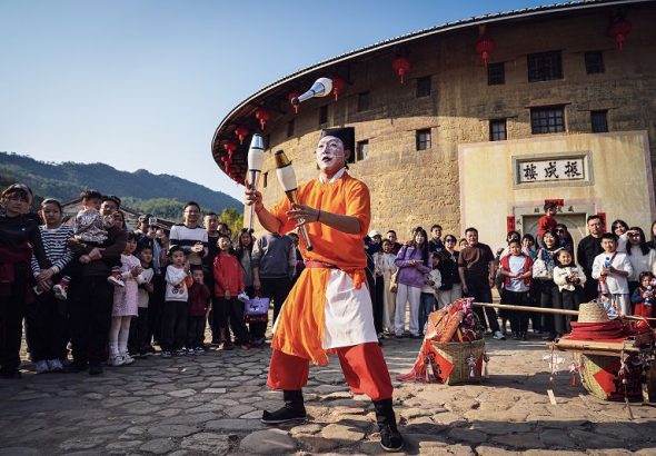 2月18日，遊客在永定土樓欣賞美景，觀看演出。