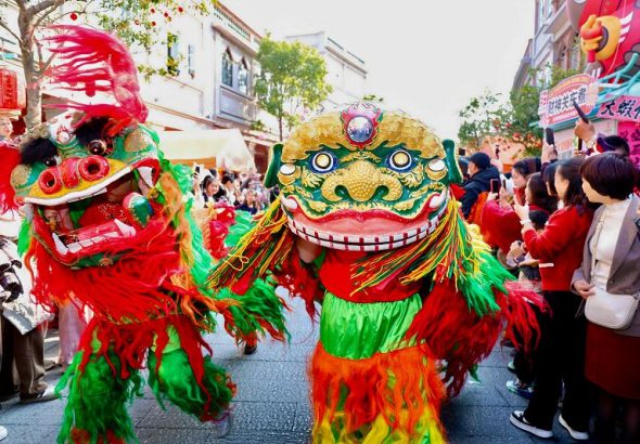 2月19日，福建泉州「迎番貨」踩街活動在古城啟幕，重現泉州「漲海聲中萬國商」的繁華盛景，圖為舞獅開道巡遊。