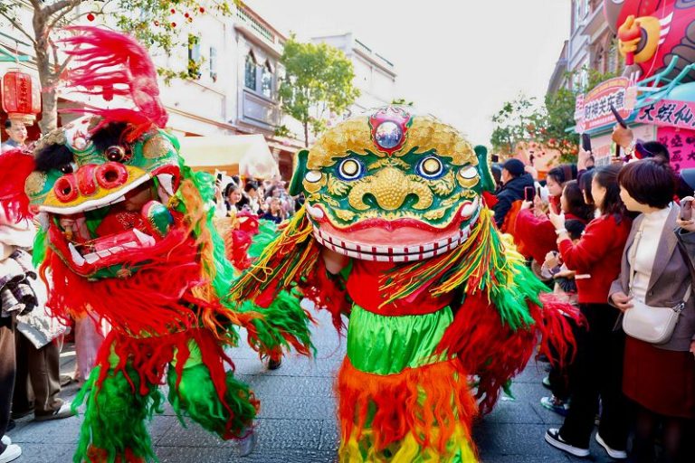 2月19日，福建泉州「迎番貨」踩街活動在古城啟幕，重現泉州「漲海聲中萬國商」的繁華盛景，圖為舞獅開道巡遊。