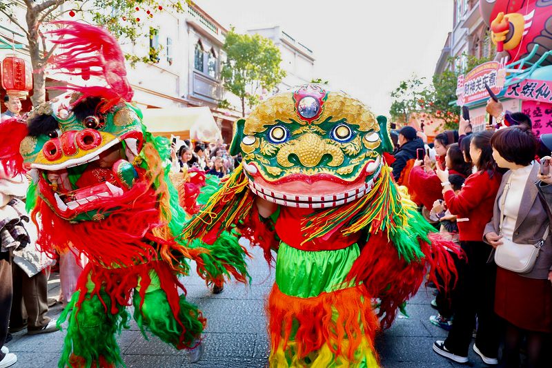 2月19日，福建泉州「迎番貨」踩街活動在古城啟幕，重現泉州「漲海聲中萬國商」的繁華盛景，圖為舞獅開道巡遊。