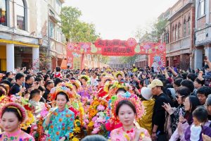 2月19日，福建泉州開啟「迎番貨」踩街活動。圖為頭戴「簪花圍」的蟳埔女挑擔沿街售賣。