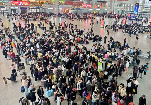 2月1日，旅客在福州火車站等候出行。