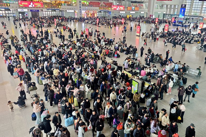 2月1日，旅客在福州火車站等候出行。