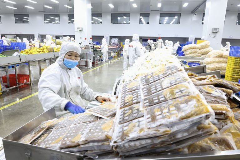 2月4日，廣西柳州市一螺螄粉企業工人在打包冰鮮螺螄粉，即將發往中國各地。