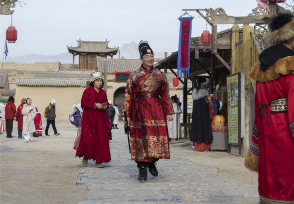 2月5日，「穿越時光·探索寧夏——台灣親子新春研學營」交流活動走進寧夏銀川，60餘名台灣同胞開啟沉浸式換裝體驗。