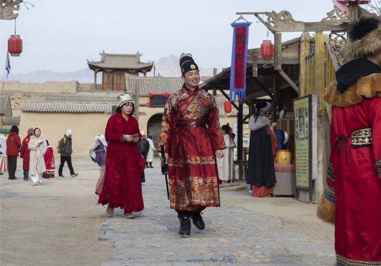 2月5日，「穿越時光·探索寧夏——台灣親子新春研學營」交流活動走進寧夏銀川，60餘名台灣同胞開啟沉浸式換裝體驗。