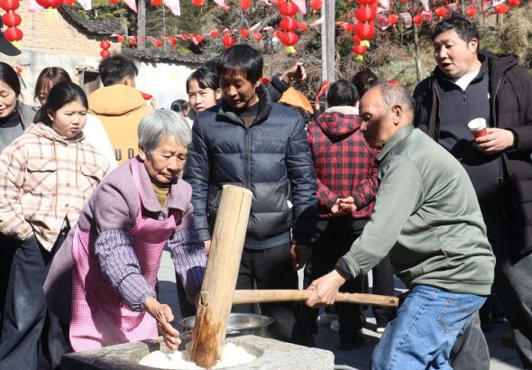 2月8日，2026第九屆廈地年味趣遊會在屏南縣屏城鄉廈地村舉行，四方遊客走進古村賞非遺、尋年味、品古韵。圖為打糍粑。中新社