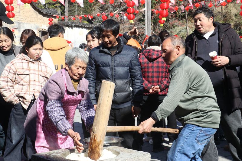 2月8日，2026第九屆廈地年味趣遊會在屏南縣屏城鄉廈地村舉行，四方遊客走進古村賞非遺、尋年味、品古韵。圖為打糍粑。中新社