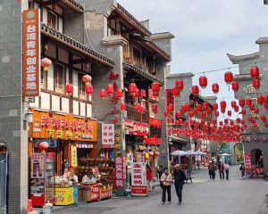 2月8日，三明市台灣青年創業基地所在的沙縣小吃文化城年味漸濃。