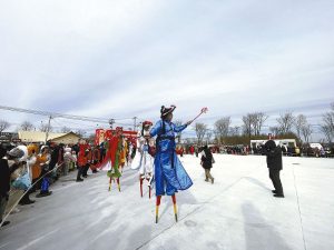 53h非遺傳承人楊建樹身著一身藍衣，在永樂店大集上表演高蹺。