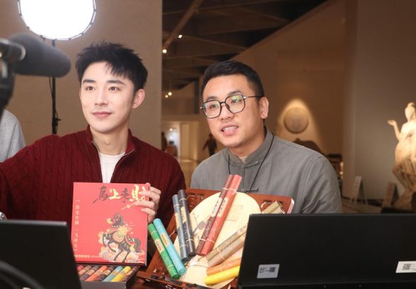 僑鄉泉州打造「茶瓷香伴」品牌促產業融合。圖為1月28日，網絡主播攜手非遺代表性傳承人在福建泉州開啟茶瓷香產業帶溯源直播。