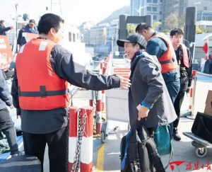 台胞帶著採購的年貨登船準備回馬祖。
