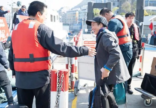 台胞帶著採購的年貨登船準備回馬祖。