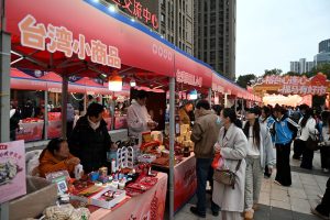 圖為台灣商品吸引參觀者。 中新社