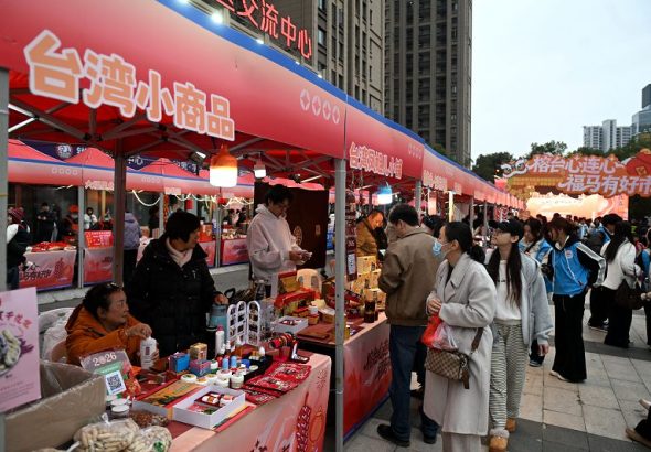 圖為台灣商品吸引參觀者。 中新社