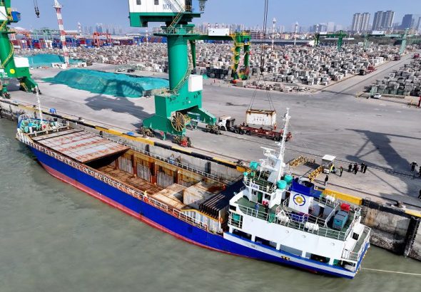 圖為從金門駛來的「進薪輪」在廈門海翔碼頭卸貨。（無人機照片） 中新社