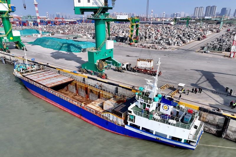 圖為從金門駛來的「進薪輪」在廈門海翔碼頭卸貨。（無人機照片） 中新社