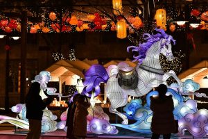 圖為燈會上馬成為今年“兩馬”燈會的主角。 中新社