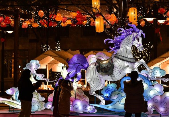 圖為燈會上馬成為今年“兩馬”燈會的主角。 中新社