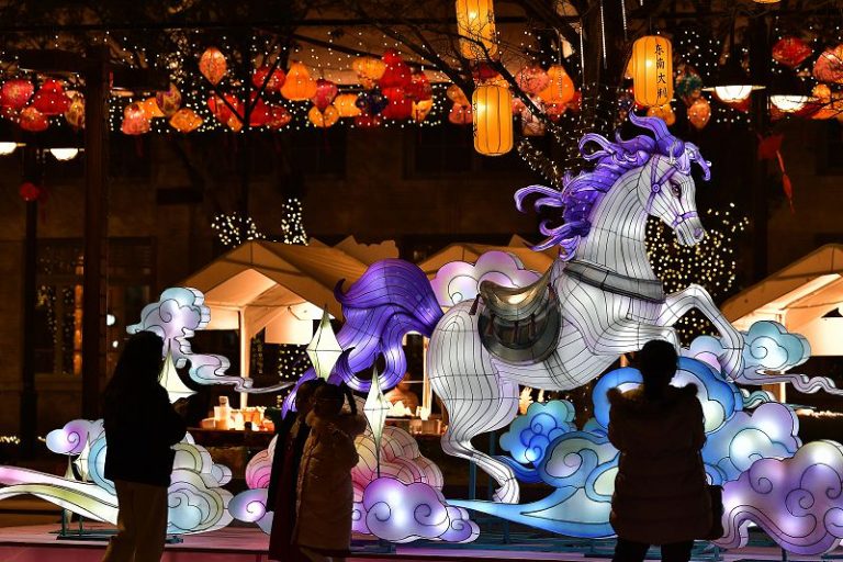 圖為燈會上馬成為今年“兩馬”燈會的主角。 中新社