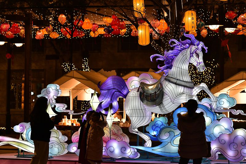 圖為燈會上馬成為今年“兩馬”燈會的主角。 中新社