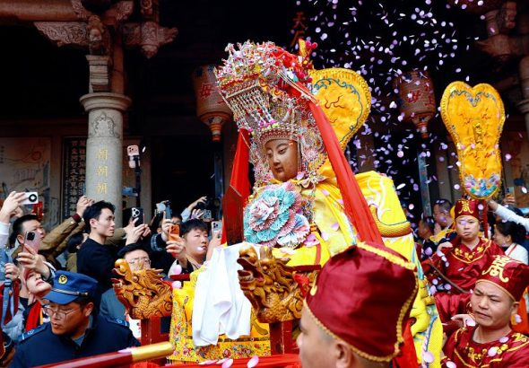 媽祖金身起駕省親布福。 中新社
